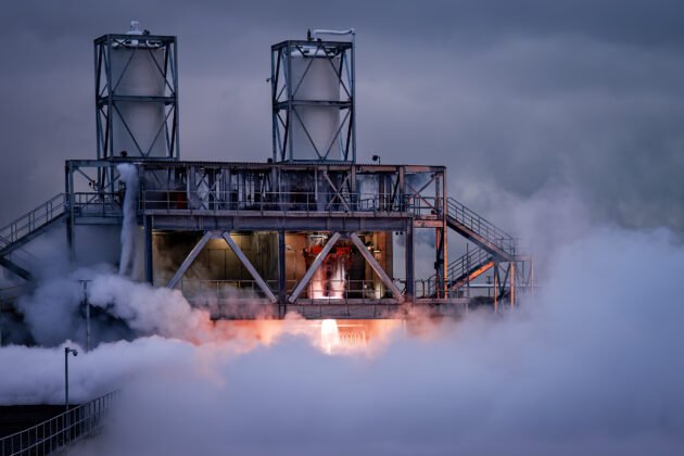 Stoke Space, karmaşık FFSC motorunu yeni dikey standda başarıyla test ediyor