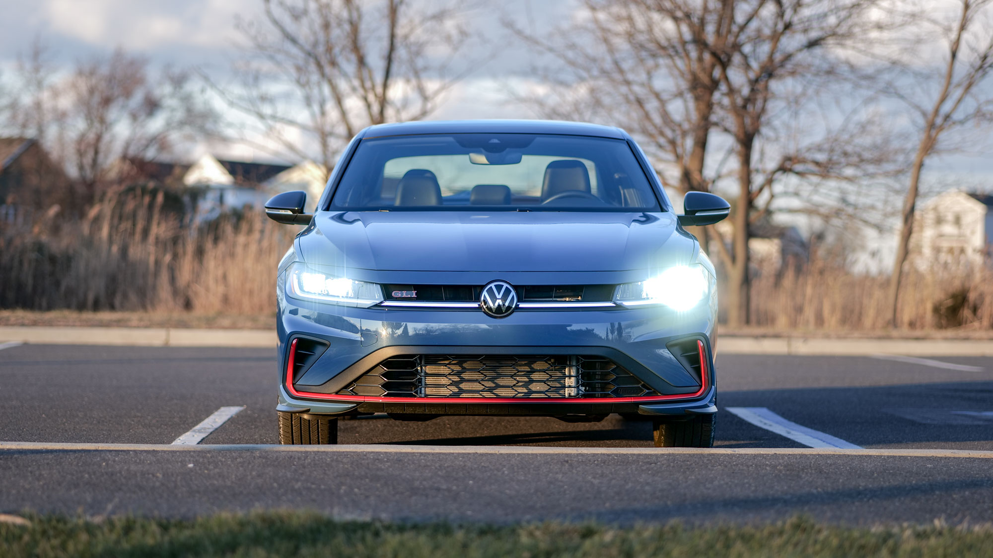 2025 Volkswagen Jetta GLI AutoBahn'ın farları ve ön görünümü.