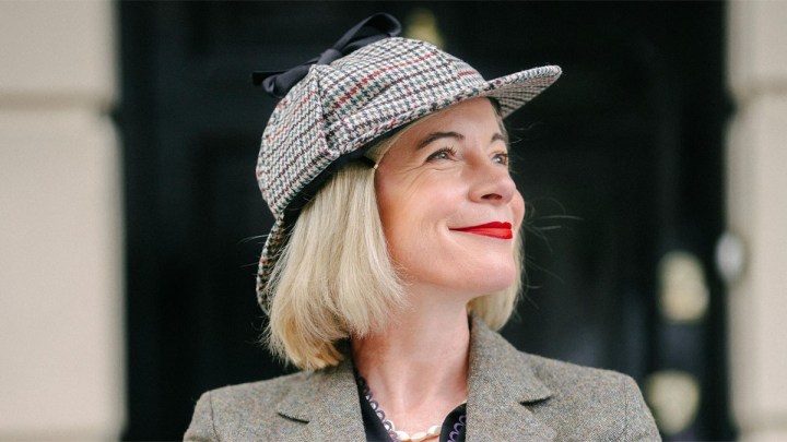 Lucy Worsley, Lucy Worsley'nin Holmes vs Doyle filminde poz veriyor.