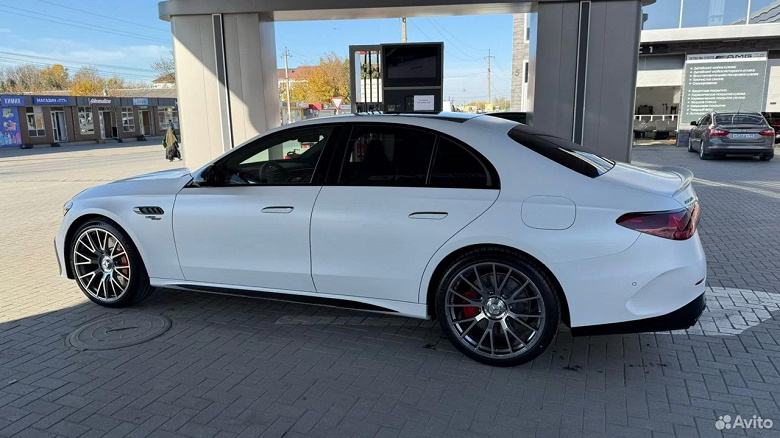 Almanya'dan doğrudan Rusya'ya premium ayrıcalık: Bir Rus bayi, 585 bg güç santralli bir Mercedes-AMG E 53 2024'e sahip.