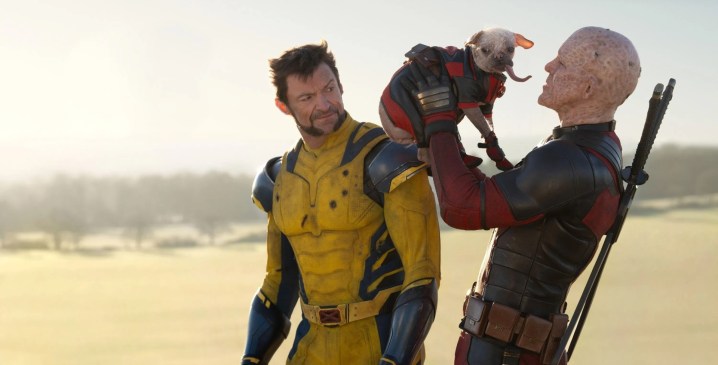 Logan, Deadpool ve Wolverine'de Wade'e bir köpekle bakıyor.