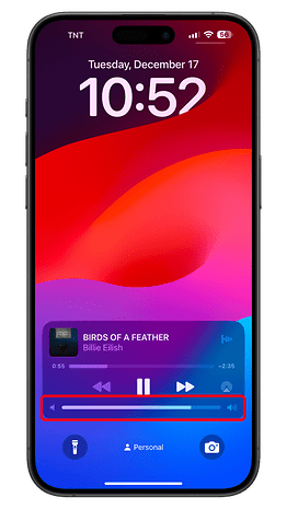 Saat 10:52'yi ve 'BIRDS OF A FEATHER' müzik kontrollerini gösteren iPhone ekranı.