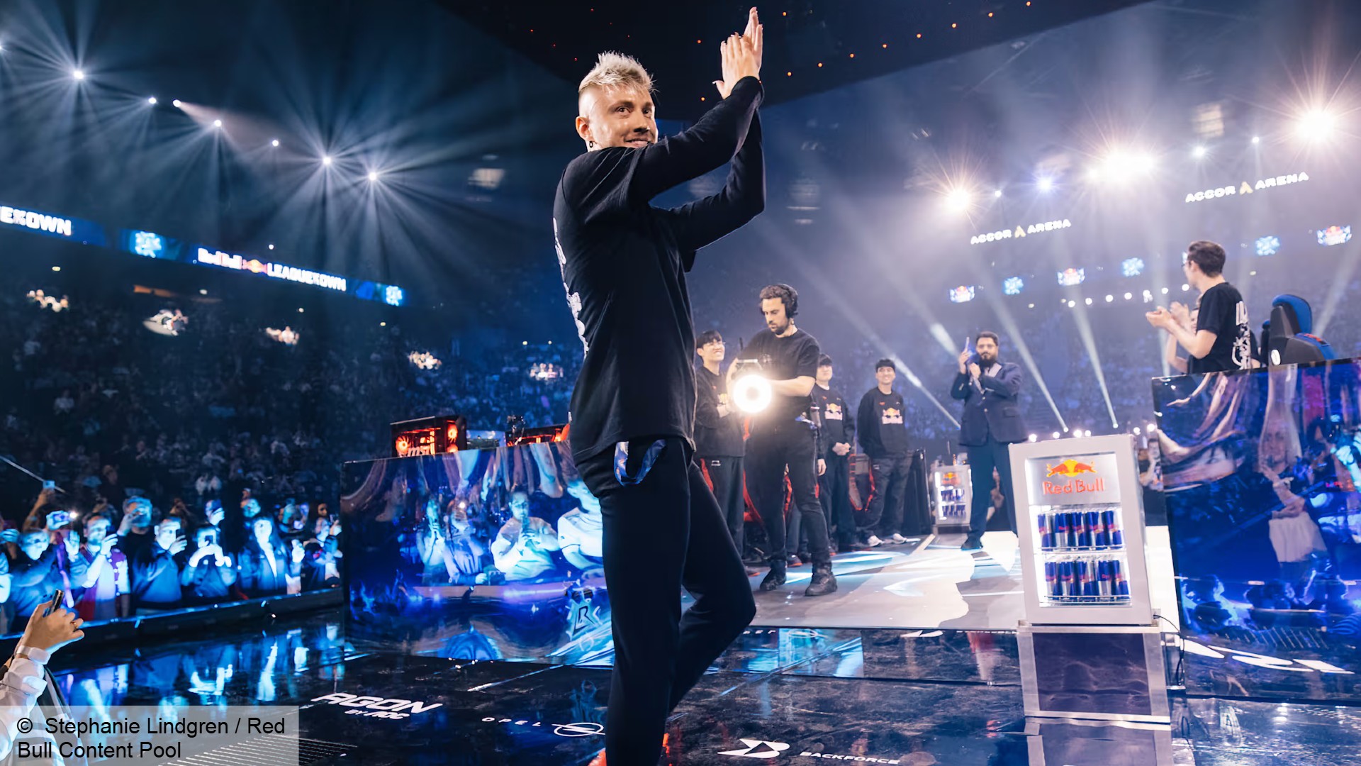 efsaneler ligi-lol-esports-los-ratones-caedrel Los Ratones'tan Rekkles'in sahnede durup kalabalığı alkışladığı bir görüntü