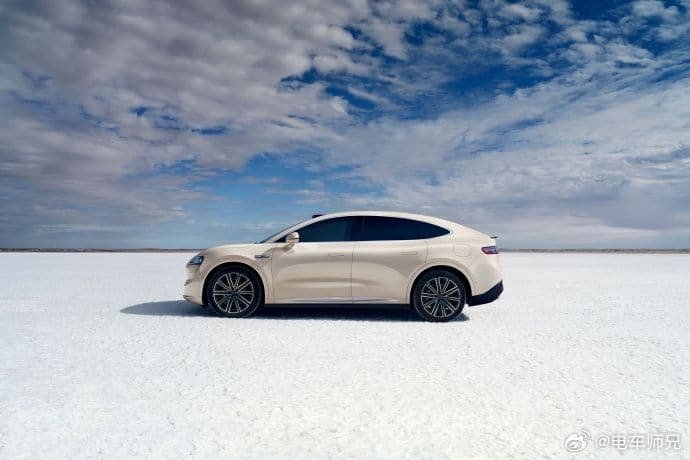 Porsche Cayenne ve BMW X6'nın 1570 km güç rezerviyle daha donanımlı, modern ve daha ucuz bir şekilde değiştirilmesi. Luxeed R7 coupe crossover tanıtıldı