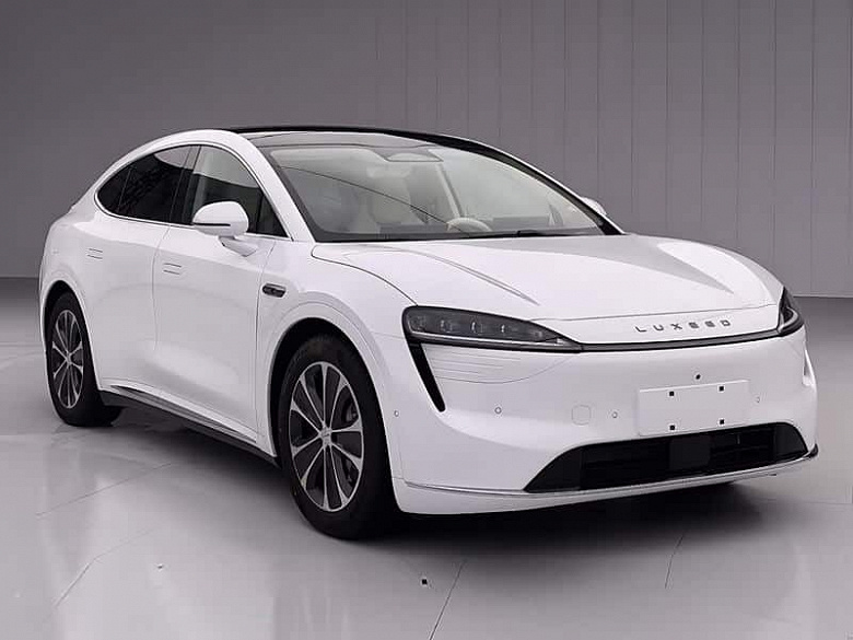Porsche Cayenne ve BMW X6'nın 1570 km güç rezerviyle daha donanımlı, modern ve daha ucuz bir şekilde değiştirilmesi. Luxeed R7 coupe crossover tanıtıldı
