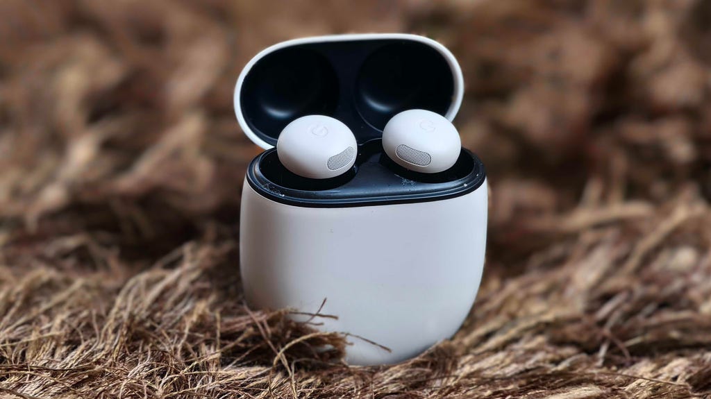 Google Pixel Buds Pro 2, kutusu açık halde.