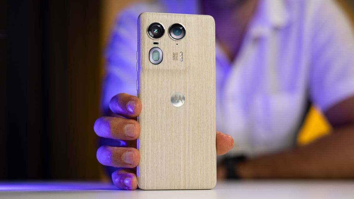 Motorola Edge 50 Ultra oldukça havalı görünüyor! | Resim kredisi - PhoneArena - ABD'de Motorola telefonunun olmaması: ABD'de TikTok'un olmamasından çok daha mı kötü?