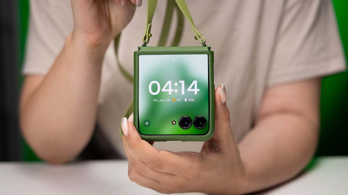 Motorola Razr Plus (2024) her zaman dikkat çekmeyi başarıyor. | Resim kredisi - PhoneArena - ABD'de Motorola telefonunun olmaması: ABD'de TikTok'un olmamasından çok daha mı kötü?