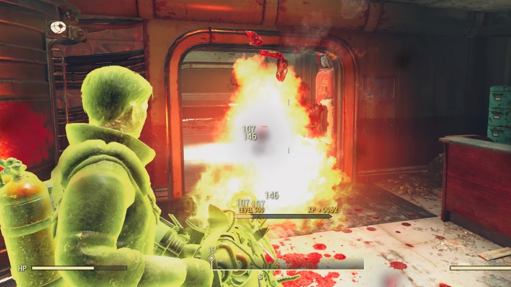 Fallout 76 karakteri radyasyonla yeşil renkte parlıyor ve bir düşmana karşı alevler kullanıyor.