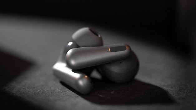 Karanlık bir yüzeyde OnePlus Nord Buds 3 Pro kablosuz kulaklığın yakın çekimi.