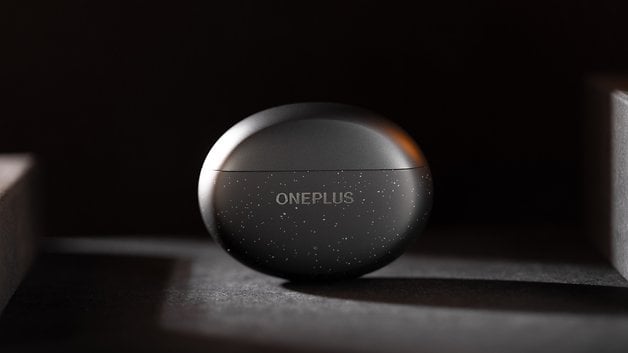 OnePlus Nord Buds 3 Pro şarj kutusu, kıymıklı mat siyah.