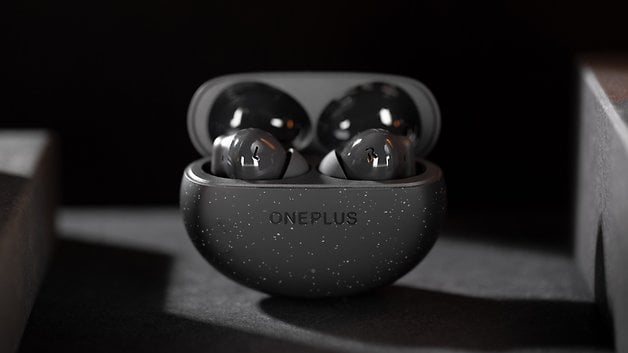 OnePlus Nord Buds 3 Pro, lekeli, kısmen açılmış şarj kutusunda.