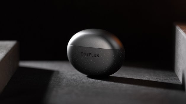 Karanlık bir çerçevede OnePlus Nord Buds 3 Pro şarj kutusu.