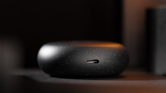 USB-C bağlantı noktasına sahip OnePlus Nord Buds 3 Pro şarj kutusunun yakından görünümü.
