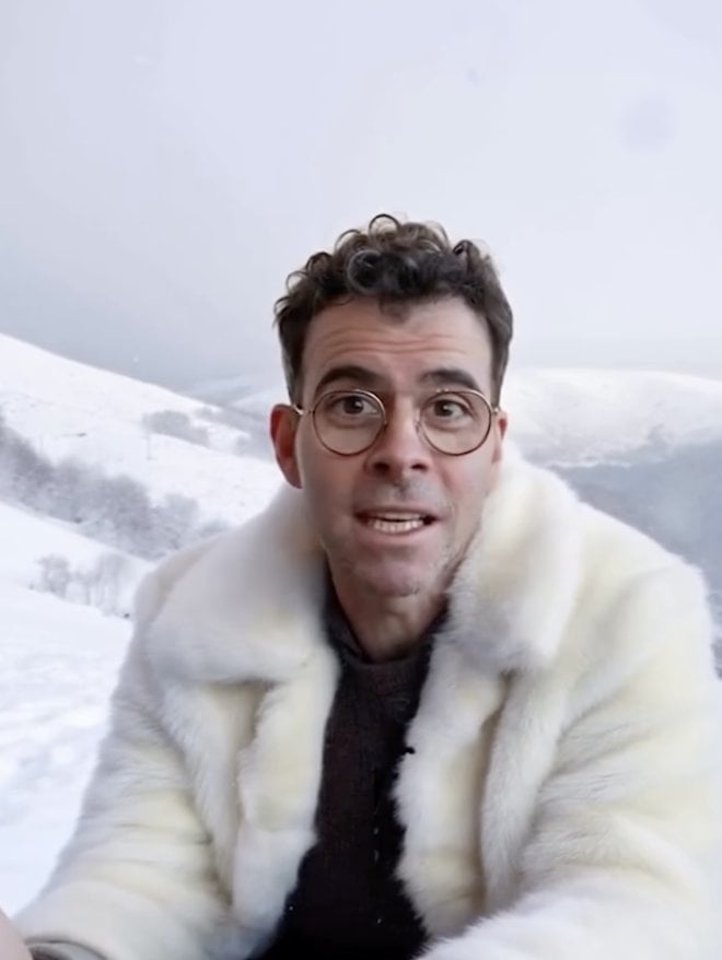 Instagram başkanı Adam Mosseri, yapay zeka tarafından üretilen bir ceket giydiği bir videoda.