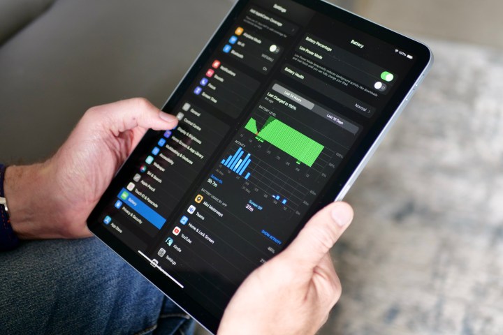 Apple iPad Air (2024)'teki pil durumu Ayarlar ekranı.