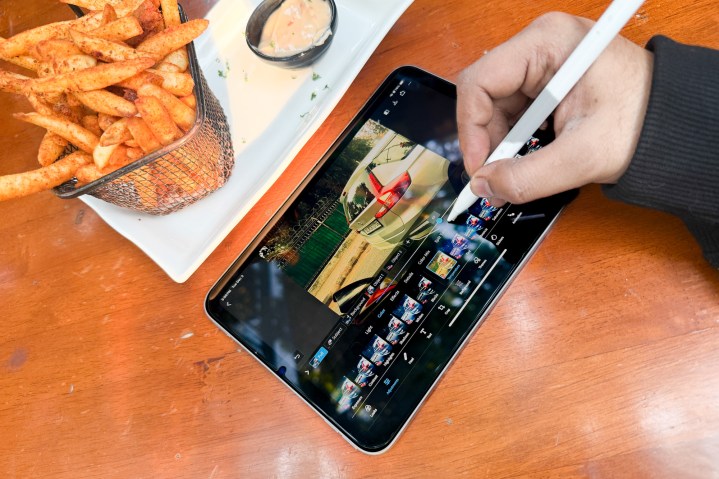A17 Pro ile Apple iPad mini'de görüntüleri düzenleme.