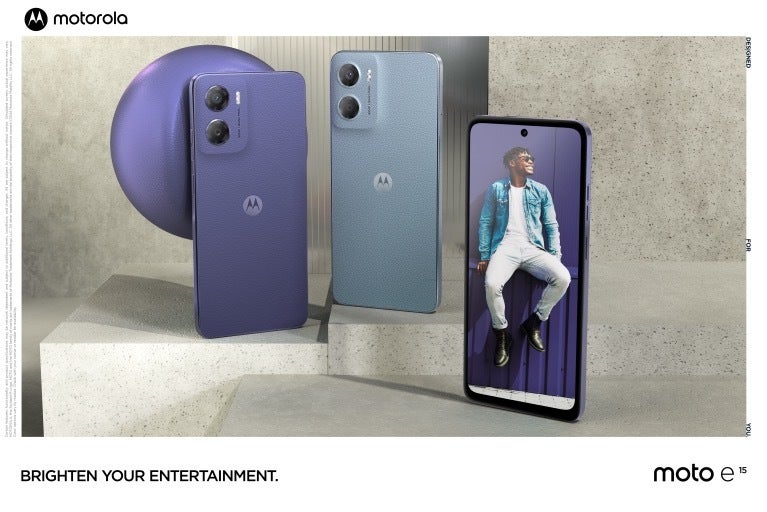 Moto e15#039;'un Taze Lavanta ve Misty Blue renklerindeki arka kısmının pazarlama görseli