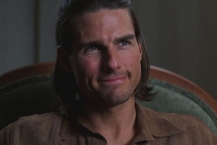 Tom Cruise Manolya'da gülümsüyor.