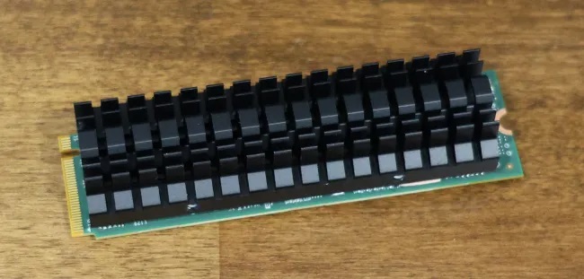 Soğutucu takılı MemryX M.2 modülü
