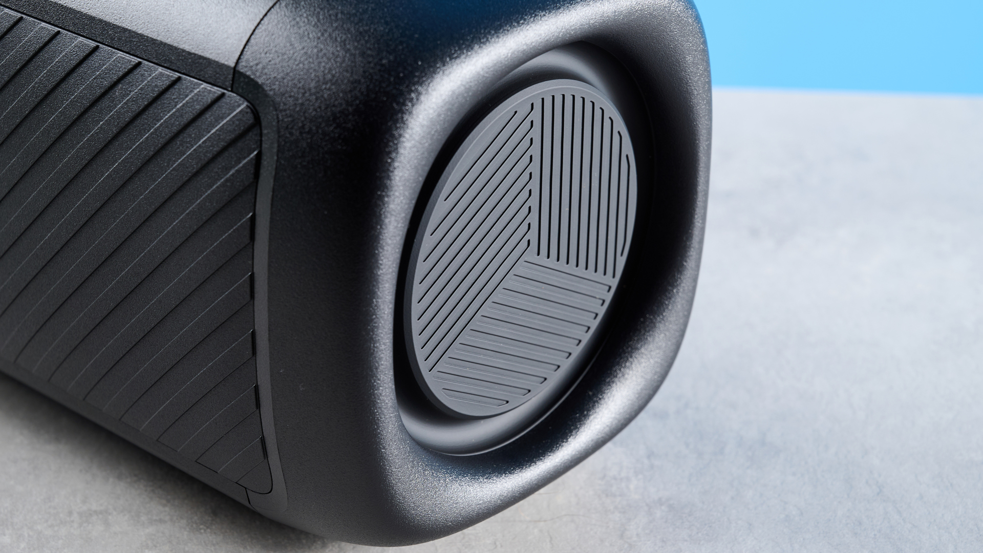 LED ışık gösterisi ve hoparlör ızgarasının ortasında earfun logosu, iki subwoofer ve bir taşıma askısı bulunan EarFun UBOOM X taşınabilir müzik seti hoparlörü, IP67 dereceli plaj partileri için mükemmel