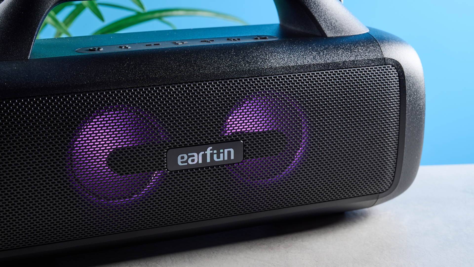 LED ışık gösterisi ve hoparlör ızgarasının ortasında earfun logosu, iki subwoofer ve bir taşıma askısı bulunan EarFun UBOOM X taşınabilir müzik seti hoparlörü, IP67 dereceli plaj partileri için mükemmel