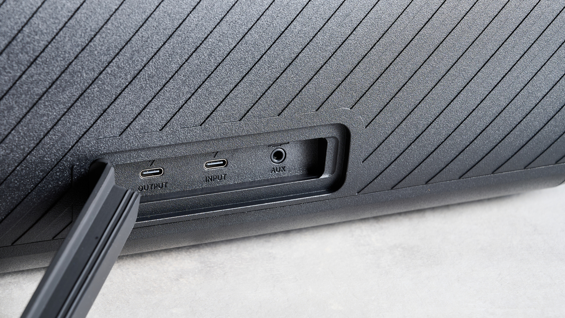 LED ışık gösterisi ve hoparlör ızgarasının ortasında earfun logosu, iki subwoofer ve bir taşıma askısı bulunan EarFun UBOOM X taşınabilir müzik seti hoparlörü, IP67 dereceli plaj partileri için mükemmel