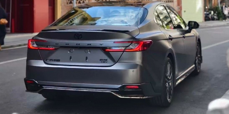 Özel Toyota Camry Brilliant Edition yarın piyasaya çıkıyor: mat gri renk, Dynaudio akustiği ve siyah logolar