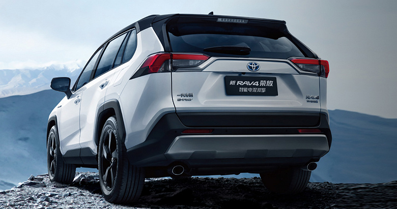 Bayiler 500'den fazla Toyota RAV4 biriktirdi. Çin'den ithal edilen Japon crossover'ın fiyatları 4,8 milyon ruble'den başlıyor