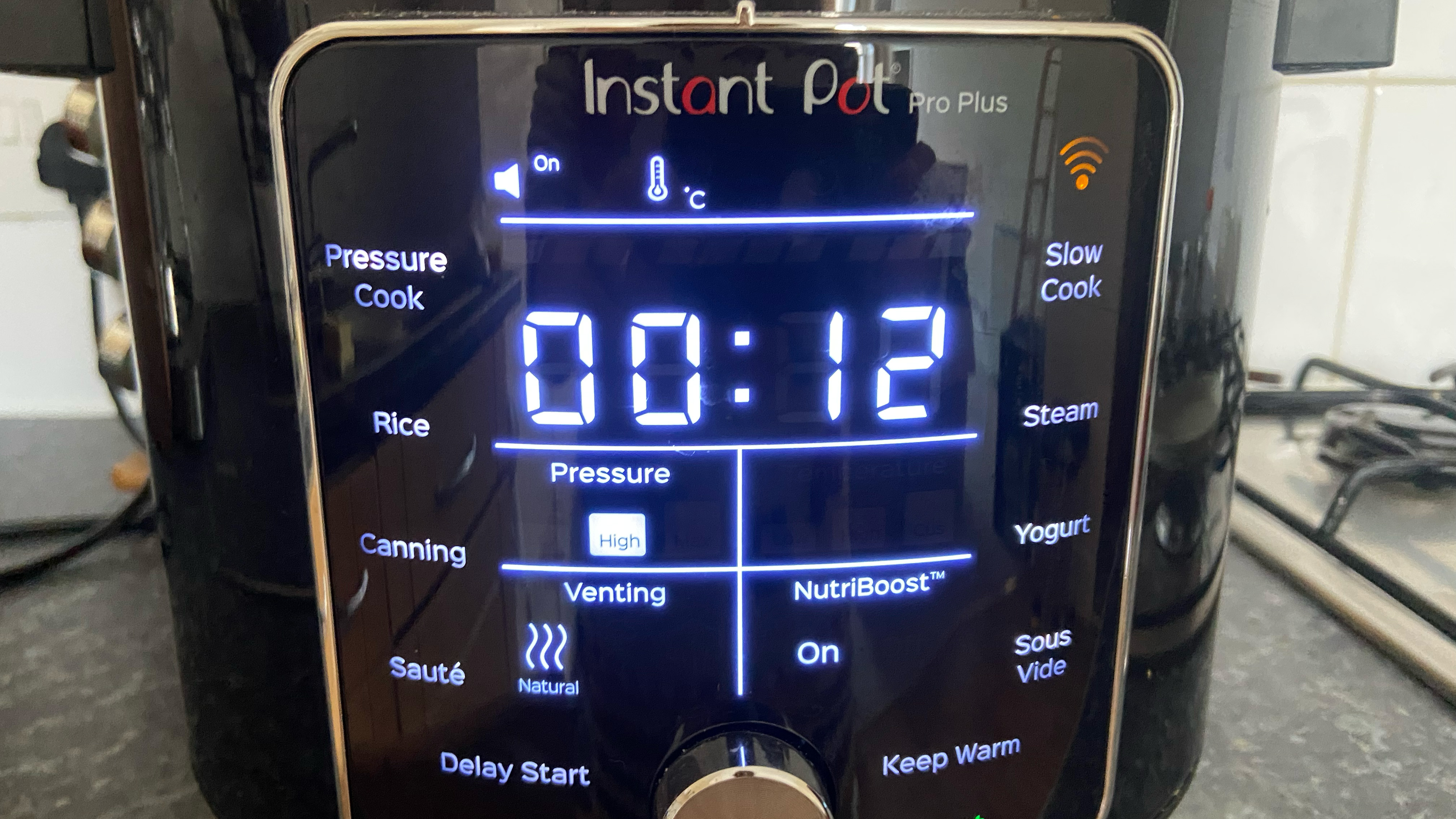Instant Pot Pro Plus, düdüklü tencere ayarında 12 dakikayı gösteriyor