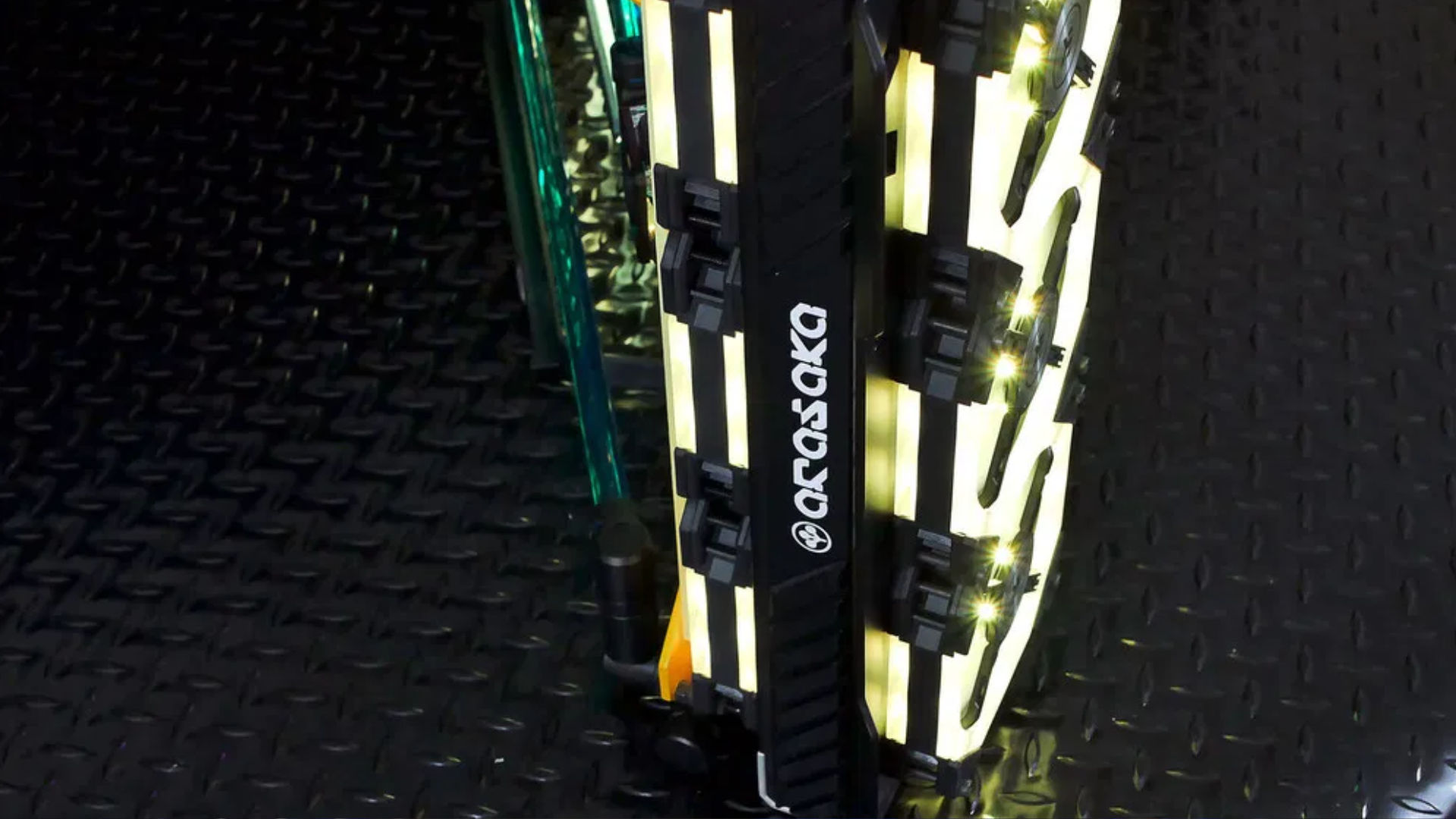 cyberpunk-2077-açık-hava-oyun-pc-derleme-yan görünüm Cyberpink 2077 açık hava çerçeveli oyun bilgisayarı yapısının yandan görünümü