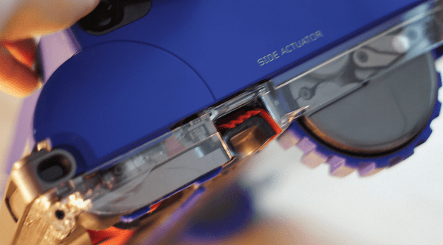 Dyson 360 Vis Nav'ın yan aktüatör ve tekerleği gösteren yakından görünümü.