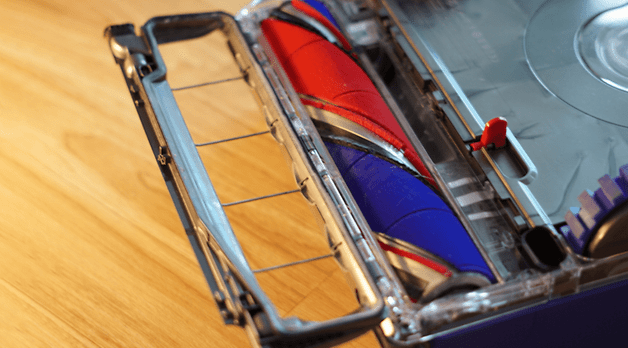 Dyson 360 Vis Nav elektrikli süpürgenin fırçasının ve gövdesinin yakından görünümü.