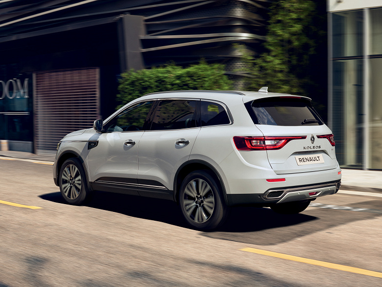 Dört tekerlekten çekişli ve Nissan X-Trail'den 2,5 litrelik motora sahip yeni Renault Koleos, Rusya'da 3,5 milyon rubleye satılıyor