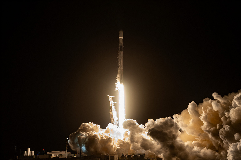SpaceX, sekiz ülkeden 30 uzay aracının başarıyla fırlatılmasının nefes kesici görüntülerini gösterdi. Falcon 9 roketinin ilk aşaması 21 kez kullanıldı