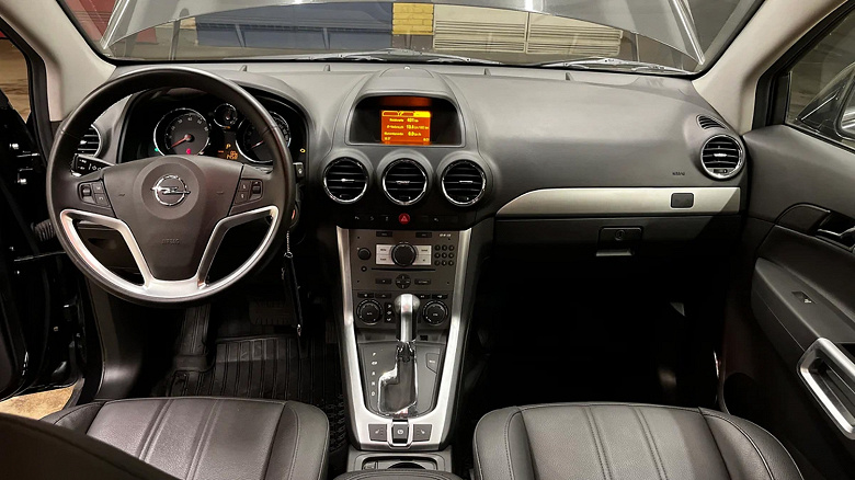 Basit bir 2,4 litrelik motor, dört tekerlekten çekiş, 6 vitesli otomatik şanzıman ve 10 yılda yalnızca 1.458 km kilometre performansı. Yeni Opel Antara Rusya'da satılıyor