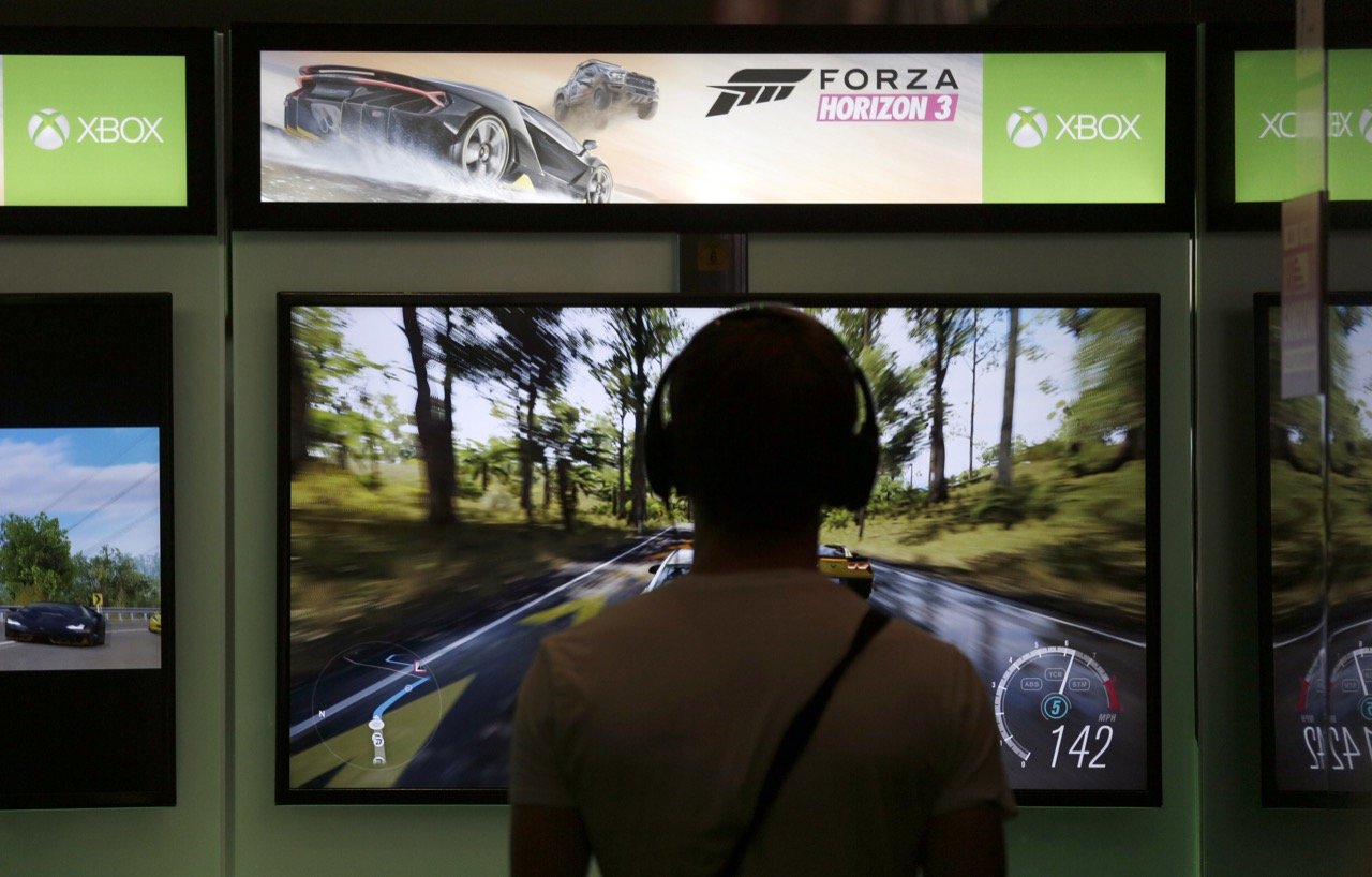Gamescom'da Forza Horizon 3 oynayan oyuncu