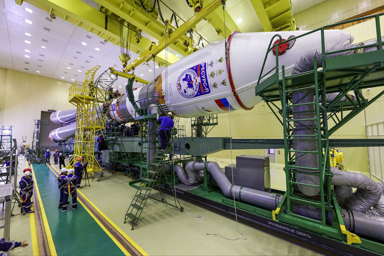 Roscosmos, Resurs-P'yi fırlatmak için Soyuz-2.1b roketini bir araya getirdi