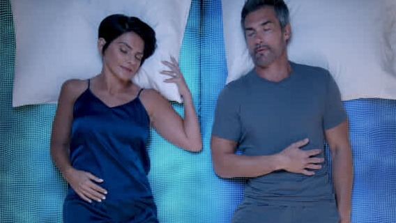 Sleep Number akıllı yatağında bir çift
