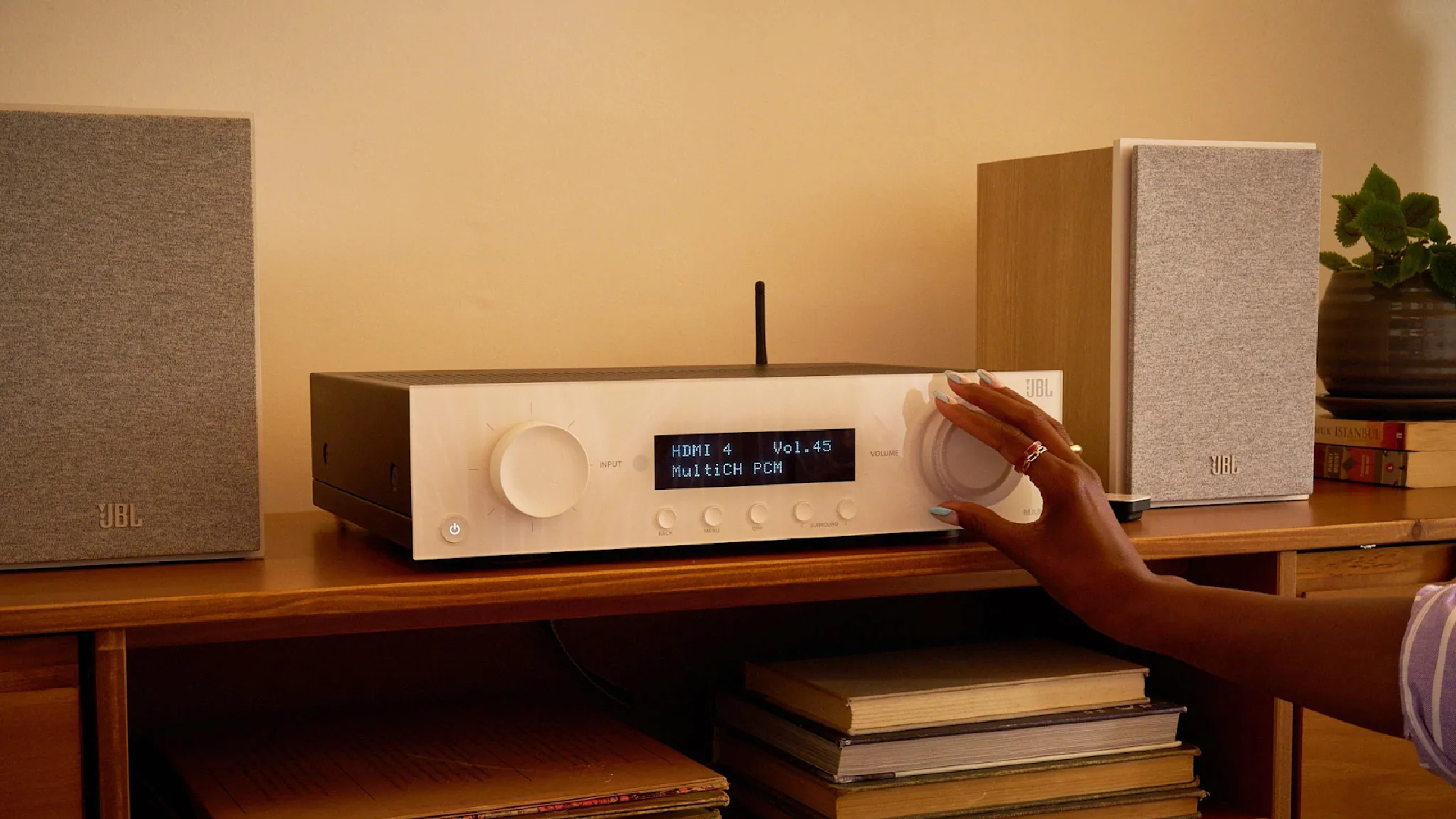 JBL MA AVR oturma odasındaki standda