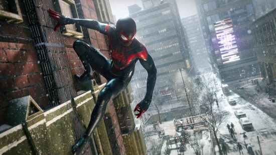 En iyi Noel oyunları - Spider-Man Miles Morales'te Spider-Man bir binanın yanında asılı duruyor. Aşağıdaki cadde kara rağmen hareketlilik içinde.