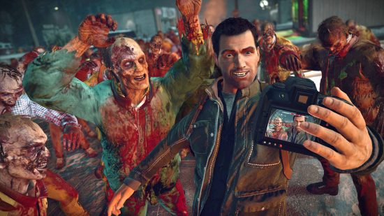 En iyi Noel oyunları - Dead Rising 4'te Frank West, etrafı şenlikli zombilerle çevriliyken selfie çekiyor.