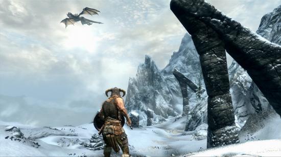 En iyi Noel oyunları - The Elder Scrolls V: Skyrim'de Dovakin, dağların yükseklerinde uçan bir ejderhaya bakıyor.