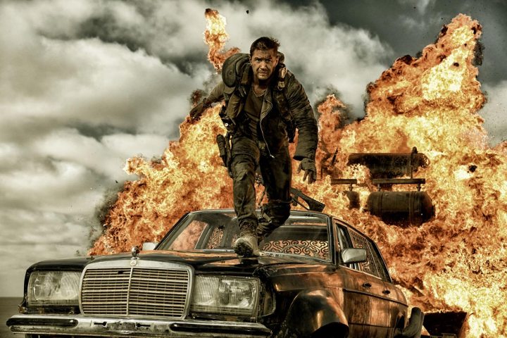 Max, Mad Max: Fury Road'da bir arabadan atlıyor.