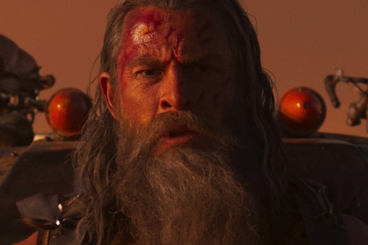 Chris Hemsworth, Furiosa: A Mad Max Saga'da bir kamyonun kaportasında oturuyor.
