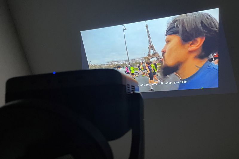 YouTuber Barbu571'in bir tripoda takılan Epson EF-22 projektörü tarafından tavana yansıtılan videosu Moctar KANE'yi yakalıyor.