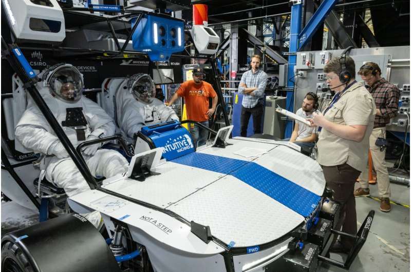 NASA mühendisi Dave Coan (solda) ve NASA astronotu Jessica Watkins (sağda), Intuitive Machines'in Moon RACER ay arazi aracında içeride oturup NASA'nın Johnson Uzay Merkezi'ndeki testler sırasında mürettebat bölmesini değerlendiriyor. Kredi bilgileri: NASA/James Blair Yeni Ticari Artemis Moon Rovers NASA'da Test Ediliyor