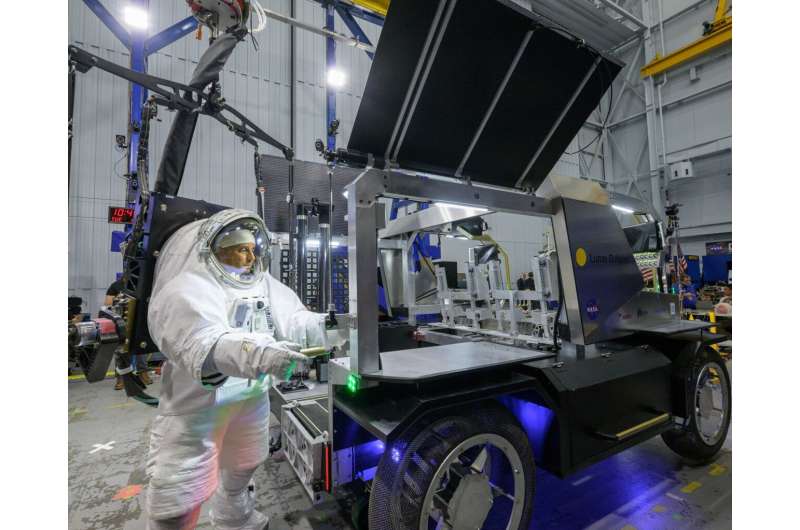 NASA astronotu Joe Acaba, NASA'nın Johnson Uzay Merkezi'ndeki testler sırasında Lunar Outpost'un Eagle ay arazi aracının üzerindeki güneş paneli panelini kaldırıyor. Kredi bilgileri: NASA/Robert Markowitz Yeni Ticari Artemis Moon Rovers NASA'da Test Ediliyor