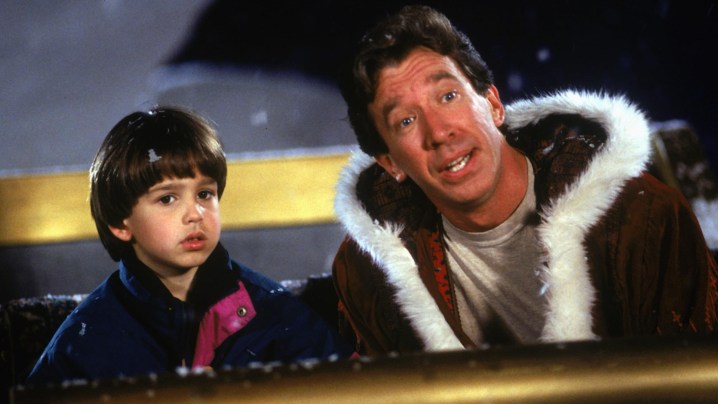 Tim Allen bir çocukla birlikte kızakta oturuyor.