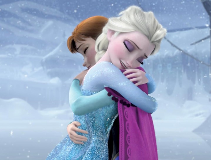 Frozen'da iki kız kucaklaşıyor.